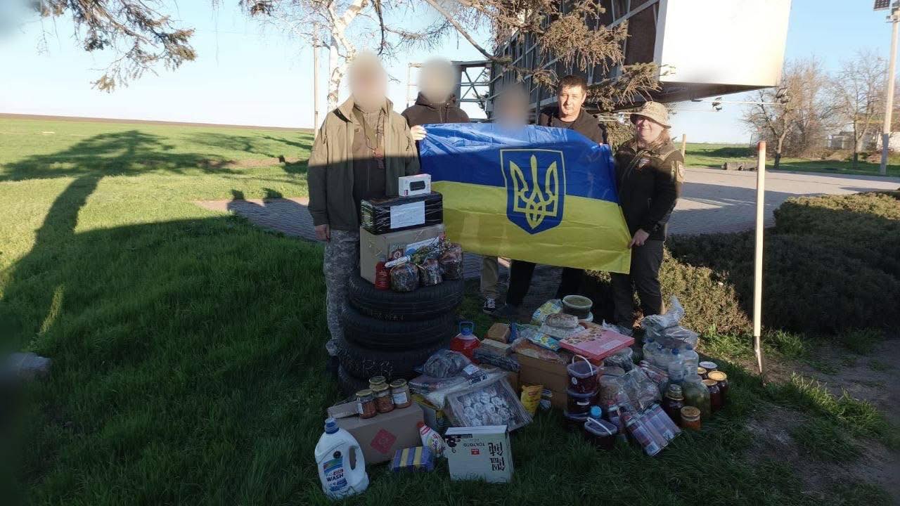 Франківські волонтери привезли захисникам на фронт святкові посилки з дому (ФОТО)